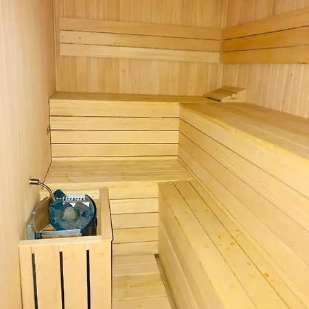Luxury 3 Bedroom 300m From The 丰希罗拉