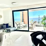 Luxury 3 Bedroom 300m From The Apartament *