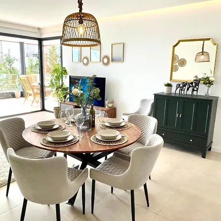 Luxury 3 Bedroom 300m From The