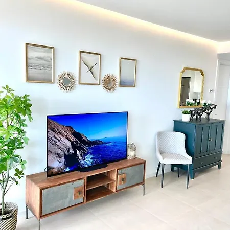 Luxury 3 Bedroom 300m From The * Фуенхірола