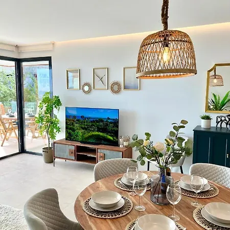 Апартаменти Luxury 3 Bedroom 300m From The