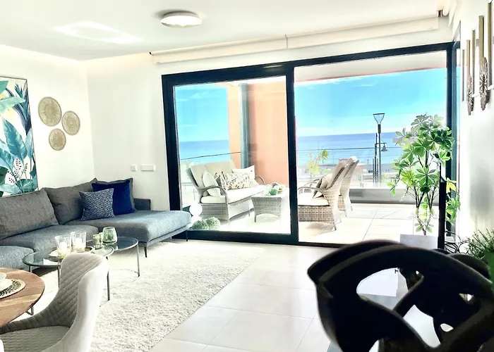 Luxury 3 Bedroom 300m From The דירה *