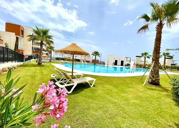 Luxury 3 Bedroom 300m From The * פואנגירולה