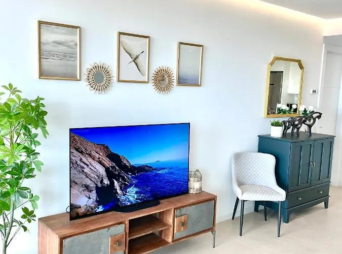 Luxury 3 Bedroom 300m From The * פואנגירולה