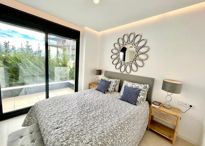 Luxury 3 Bedroom 300m From The *