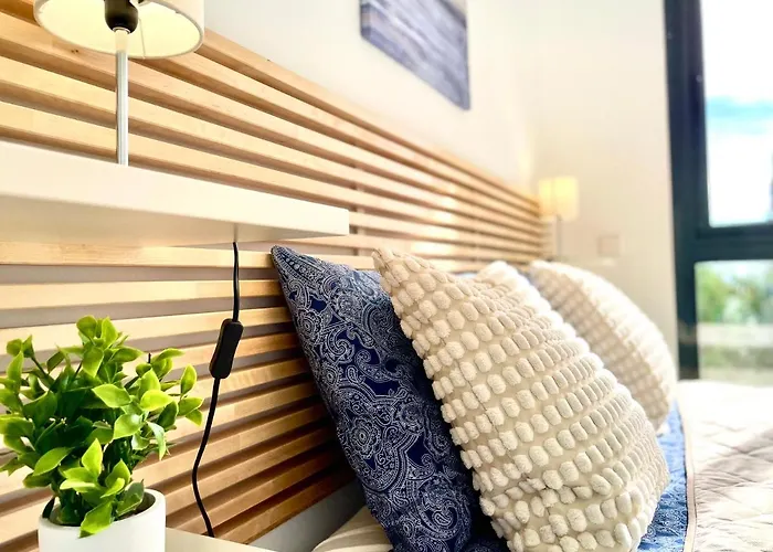 Luxury 3 Bedroom 300m From The דירה