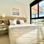 Luxury 3 Bedroom 300m From The *