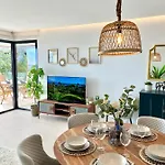 Apartment Luxury 3 Bedroom 300m From The